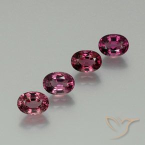 Lotto Granato di rodolite taglio ovale da 4 pezzi 6,9 x 5,2mm - Peso totale di 4,49 ct / avg. 1,12 ct ciascuno, colore: Viola brillante, durezza Mohs 6,5 - 7,5 adatto per gioielli da indossare ogni giorno, Photo A