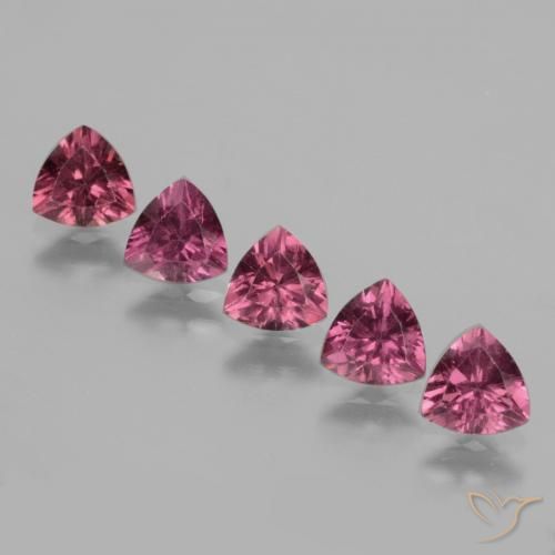 Lotto di 5 pezzi Granato di rodolite viola taglio trilioni dal Mozambico - dimensioni 5 x 5mm, peso totale 2,43 ct / media. 0,49 ct ciascuno, colore: Magenta-Rosa, durezza Mohs 6,5 - 7,5 adatto per gioielli da indossare ogni giorno, Photo A