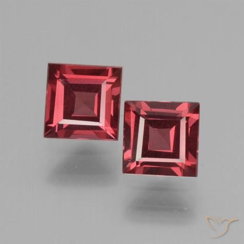 2 pezzi Granato di rodolite taglio quadrato abbinati di dimensioni 5 x 4,9mm, peso 1,46 ct totali / media. 0,73 ct ciascuno, Rosso medio in purezza VS, pietra preziosa naturale non trattati, durezza Mohs 6,5 - 7,5 adatto per gioielli da indossare ogni giorno, Photo A