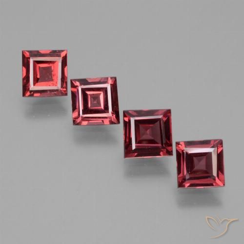 Lot de 4pc Grenat Rhodolites Rouge Carré du Mozambique - Taille 4,9 x 4,8mm, poids total 2,64 ct / moyenne 0,66 ct chaque, couleur : Rouge moyen, dureté de Mohs 6.5 à 7.5 convient aux bijoux de tous les jours, pierre de sagesse, Photo A