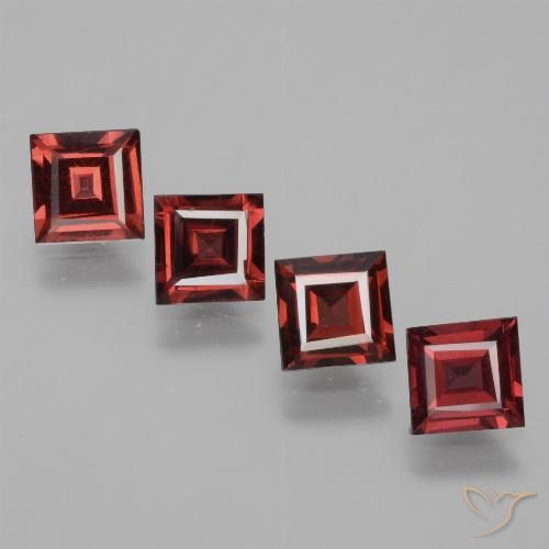 4-teiliges Rhodolit-Granat / Set - Carréschliff / Quadrat Rot aus Mosambik - Größe 4,9 x 4,8mm, Gewicht 2,7 ct gesamt / Durchschn. je 0,68 ct, Farbe: Mittelrot, Mohs-Härte 6,5 - 7,5 Geeignet für den täglichen Gebrauch im Schmuck, Photo A