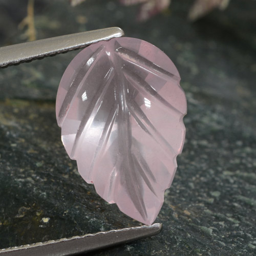 Very Light Pink Rosenquarz Edelstein - 3.1ct Fantasy Carved Leaf (ID: 474486)