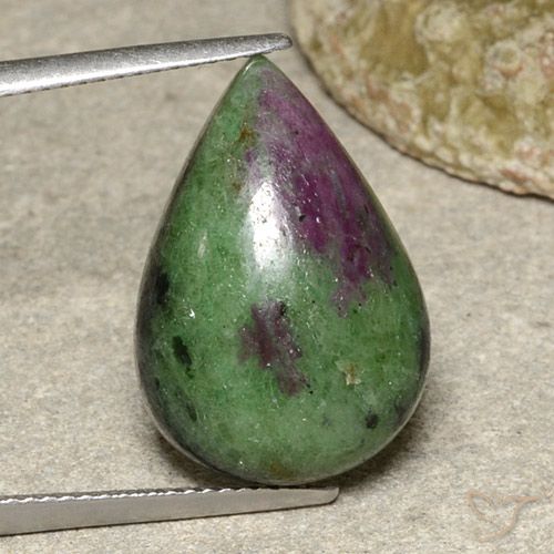 15,77ct Cabochon pera multicolore Rubino zoisite dalla Tanzania, Dimension 19,8 x 13,6mm, Natural non trattati Gemstone, Opaque Clarity, 1 piece Rubino zoisite in Multicolore Color, Mohs Hardness of 6,5 - 7 adatto per gioielli da indossare ogni giorno, Photo A