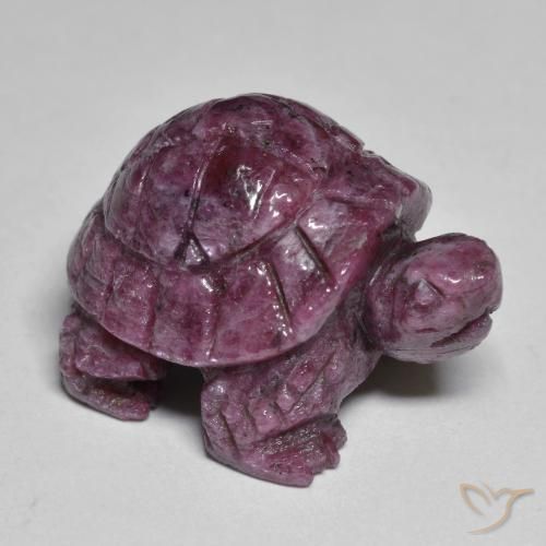 Rubino zoisite Tartaruga intagliata da 34,42 ct dalla Tanzania, dimensione 21,9x16 mm, purezza Opaque, pietra preziosa naturale non trattati, Rubino zoisite 1pc in colore Rosso lampone, durezza Mohs di 6,5 - 7 adatto per gioielli da indossare ogni giorno, Photo A