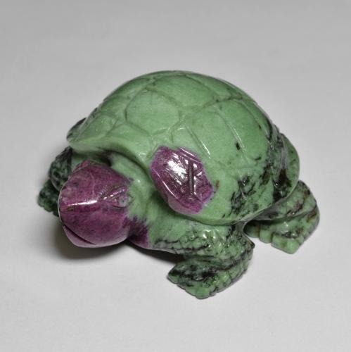 Rubis-Zoisite Multicolore carved turtle 360,55 ct de Tanzanie, dimension 52,5 x 44,3mm, pierre gemme naturelle Non traité, pureté Opaque , 1 pièce Rubis-Zoisite de couleur Multicolore, dureté Mohs de 6.5 à 7 convient aux bijoux de tous les jours, pierre de sagesse, Photo A