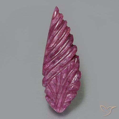 30,8x11,4 mm lila Rubin im Geschnitztes Blatt aus Madagaskar, Gewicht 10,56 ct, Garantiert echter Edelstein in Opaque Reinheit, 1 Stück Rubin - die Farbe ist Magenta-Rosa, Mohs-Härte von 9 Geeignet für den täglichen Gebrauch im Schmuck, Juli Geburtsstein, Photo A