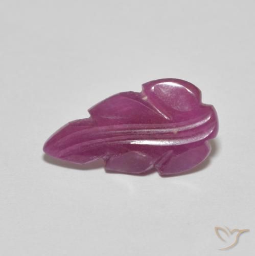 Rubis Violet carved leaf 2,05 ct de Madagascar, dimension 14,6x8 mm, pierre gemme naturelle Chauffé, pureté Opaque , 1 pièce Rubis de couleur Pourpre de baies roses, dureté Mohs de 9 convient aux bijoux de tous les jours, pierre de sagesse, Débloque le chakra racine, Photo A