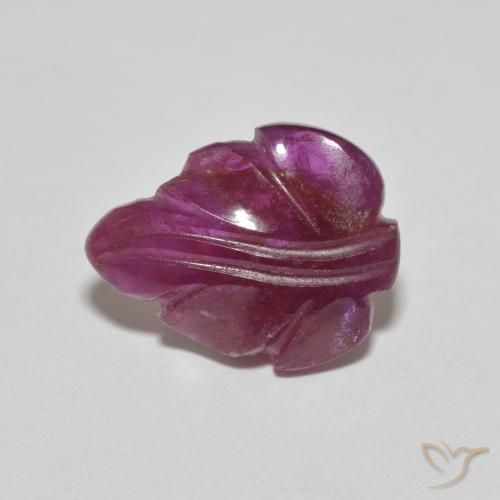 Rubis Violet carved leaf 4,64 ct de Madagascar, dimension 14,4x11,4 mm, pierre gemme naturelle Chauffé, pureté Opaque , 1 pièce Rubis de couleur Violet, dureté Mohs de 9 convient aux bijoux de tous les jours, pierre de sagesse, Mardi Gemme, Photo A