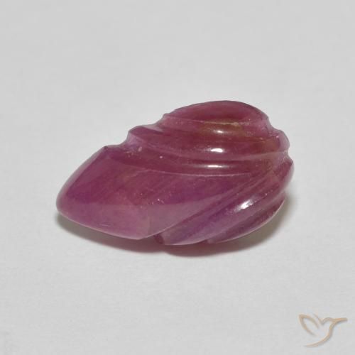 Rubis Violet carved leaf 12,7x7,4 mm de Madagascar, poids de 3,48 ct, pierre gemme naturelle Chauffé de pureté Opaque , 1 pièce Rubis, couleur : Violet, dureté de Mohs de 9 convient aux bijoux de tous les jours, pierre de sagesse, Pierre du zodiaque Capricorne, Photo A