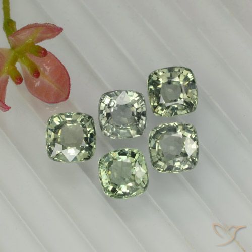Medium Light Green Zaffiro Gem - 0.5ct Taglio a cuscino (ID: 258813)