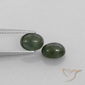 2 Stück ovaler grüner Saphir in der Größe 7,1 x 5,3mm, Gewicht 3,1 ct gesamt / durchschn. Je 1,55 ct, Erdiges Grün in Transparent/Translucent Reinheit, Natürlicher Edelstein, Mohs-Härte 9 Geeignet für den täglichen Gebrauch im Schmuck , Sternzeichen Stier, Photo A