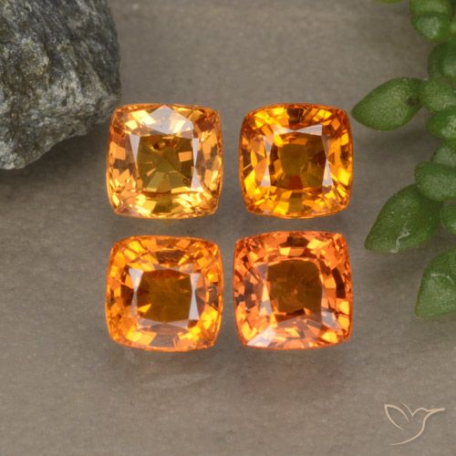 Lotto di 4 pezzi di zaffiro arancione taglio cuscino Zaffiro - Dimensioni 4,2 x 4,2mm, peso 2,28 ct totali / media. 0,57 ct ciascuno, colore: Albicocca Arancia, durezza Mohs 9 adatto per gioielli da indossare ogni giorno , Mostra grande brillantezza, Photo A