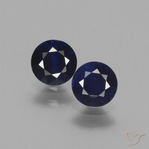 5,1mm Rund Saphir-Paar - Gewicht 1,2 ct gesamt / durchschnittl. 0,6 ct, Garantiert natürliche Edelsteine, Dunkelblau Farbe in VS Reinheit, Mohs-Härte 9 Geeignet für den täglichen Gebrauch im Schmuck, Edelstein für Donnerstag, Photo A