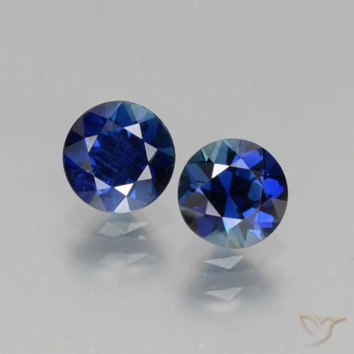 2 Stück/Paar Rund Saphir in Größe 5,2mm, Gewicht 1,29 ct gesamt / durchschnittl. 0,65 ct, Dunkelblau in VS Reinheit, Garantiert natürliche Edelsteine, Mohs-Härte 9 Geeignet für den täglichen Gebrauch im Schmuck, Geburtsstein für September, Photo A
