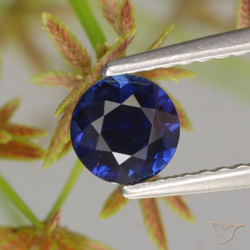 5,1mm blauer Saphir im Diamanten-Schliff aus Madagaskar, Gewicht 0,66 ct, Garantiert echter Edelstein in VS Reinheit, 1 Stück Saphir - die Farbe ist Dunkelblau, Mohs-Härte von 9 Geeignet für den täglichen Gebrauch im Schmuck, Stein der Weisheit, Photo A