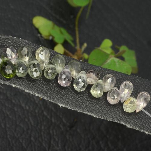 Lotto di zaffiro taglio briolette da 18 pezzi 4,7mm - Peso totale di 4,31 ct / avg. 0,24 ct ciascuno, colore: Multicolore, durezza Mohs 9 adatto per gioielli da indossare ogni giorno, Pietra della saggezza, Photo A