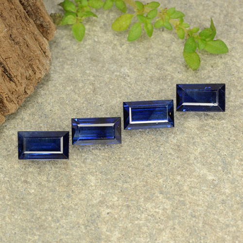Lotto di 4 pezzi di zaffiro blu taglio baguette Zaffiro - Dimensioni 5,1 x 3mm, peso 1,5 ct totali / media. 0,38 ct ciascuno, colore: Blu navy, durezza Mohs 9 adatto per gioielli da indossare ogni giorno , Pietra portafortuna di settembre, Photo A