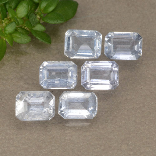 6-teiliges octagonschliff weißer Saphir / Set aus Tansania - Gewicht 1,63 ct gesamt / Durchschn. je 0,27 ct, Größe 4,1 x 3,1mm, Farbe: Bläulich-weiß, Mohs-Härte 9 Geeignet für den täglichen Gebrauch im Schmuck, Jahr des Tigers-Edelsteins, Photo A