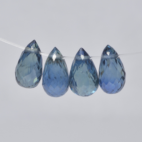 4-teiliges briolette-schliff blauer Saphir / Set aus Madagaskar - Gewicht 2,73 ct gesamt / Durchschn. je 0,68 ct, Größe 6,4mm, Farbe: Dunkelblau, Mohs-Härte 9 Geeignet für den täglichen Gebrauch im Schmuck, Besitzt große Brillanz, Photo A