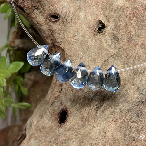 Lote de 6 piezas de Zafiro Azul claro Corte Briolette de Madagascar - Peso 2,24 ct en total / promedio. 0,37 ct cada uno, Tamaño 4,4mm, Color: Azul claro, Dureza Mohs 9 Adecuado para joyas de uso diario, Simboliza abundancia y prosperidad, Photo A