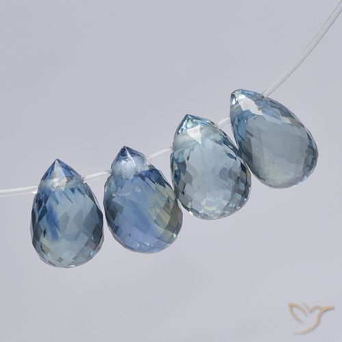 4 Stück briolette-schliff blauer Saphir Set aus Madagaskar - Gewicht 2,5 ct total / Durchschn. je 0,63 ct, Größe 5,3x3,6 mm, Farbe: Pastellblau, Mohs-Härte 9 Geeignet für den täglichen Gebrauch im Schmuck, Stein der Weisheit, Photo A