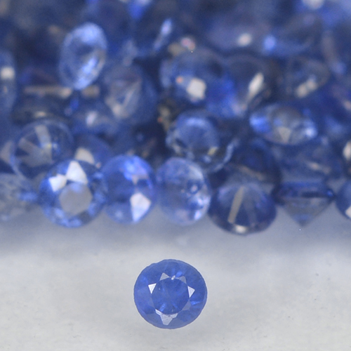 200-teiliges runder blauer Saphir / Set aus Madagaskar - Gewicht 1,66 ct gesamt / Durchschn. je 0,01 ct, Größe 1,2mm, Farbe: Baby blau, Mohs-Härte 9 Geeignet für den täglichen Gebrauch im Schmuck, September Geburtsstein, Photo A