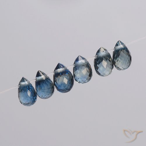Lot de 6pc Saphirs Bleu marine Briolette de Madagascar - Poids total 1,95 ct / moy. 0,33 ct chaque, taille 4,5x2,7 mm, couleur : Bleu marine, dureté de Mohs 9 convient aux bijoux de tous les jours, pierre de sagesse, Pierre de naissance de septembre, Photo A