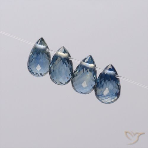 Lotto di 4 pezzi di zaffiro blu taglio briolette dal Madagascar - dimensioni 5,4x3,2 mm, peso totale 1,98 ct / media. 0,5 ct ciascuno, colore: Blu navy, durezza Mohs 9 adatto per gioielli da indossare ogni giorno, Simboleggia abbondanza e prosperità, Photo A