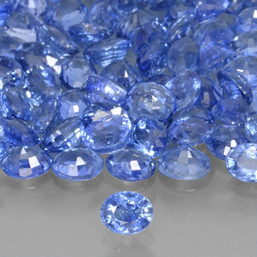 Saphir Bleu pastel oval facet de 4,1 x 3,1mm - Poids moyen de 0,24 ct chaque, Saphir de 4,1 x 3,1mm vendue par pièce, couleur : Bleu pastel, pureté : VS, pierre gemme naturelle , dureté de Mohs 9 convient aux bijoux de tous les jours, pierre de sagesse, Pierre du zodiaque Taureau, Photo A