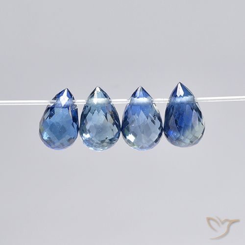 4 Stück 5x3,1 mm briolette-schliff Saphir / Set - 1,66 ct Gesamtgewicht / Durchschn. je 0,42 ct, Farbe: Pastellblau, Mohs-Härte 9 Geeignet für den täglichen Gebrauch im Schmuck, September Geburtsstein, Photo A
