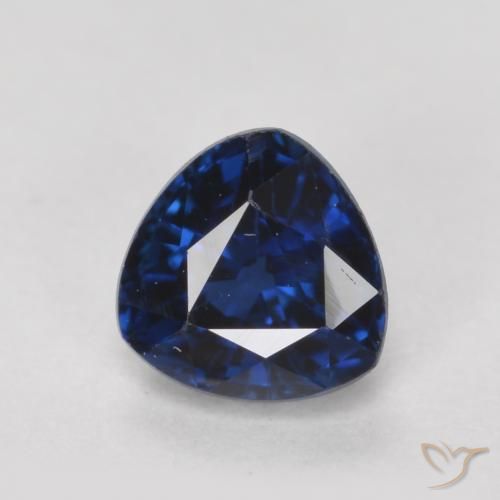 4,7 x 4,6mm blauer Saphir im Trillantschliff aus Madagaskar, Gewicht 0,58 ct, Garantiert echter Edelstein in VVS-VS Reinheit, 1 Stück Saphir - die Farbe ist Dämmerungsblau, Mohs-Härte von 9 Geeignet für den täglichen Gebrauch im Schmuck, Sternzeichen Stier, Photo A
