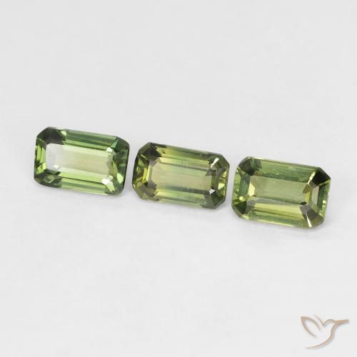 Set aus 3 Stück octagonschliff Saphir in grüner Farbe aus Tansania - Größe 5,1 x 3,2mm, Gewicht 1,21 ct gesamt / Durchschn. je 0,4 ct, Farbe: Waldgrün, Mohs-Härte 9 Geeignet für den täglichen Gebrauch im Schmuck, Stein der Weisheit, Photo A