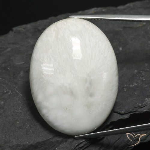 31,3 x 23,7mm ovaler weißer Scolecit aus Südafrika, Gewicht von 27,94 ct, natürlicher Edelstein in Opaque Reinheit, 1 Stück ovaler Scolecit - Farbe: Hellgraues Weiß, Mohs-Härte von 5 - 5,5, Photo A