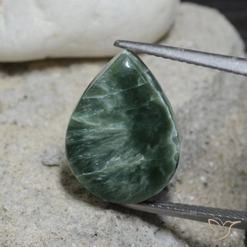 8,23ct Cabochon pera verde Serafinite dalla Russia, Dimension 16,3 x 12mm, Natural non trattati Gemstone, Opaque Clarity, 1 piece Serafinite in Verde medio Color, Mohs Hardness of 2 - 4, Photo A