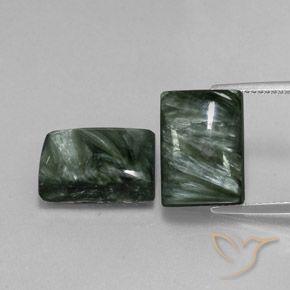 2 pezzi Serafinite taglio baguette abbinati di dimensioni 14,1 x 10mm, peso 16,43 ct totali / media. 8,22 ct ciascuno, Verde foresta in purezza Opaque, pietra preziosa naturale non trattati, durezza Mohs 2 - 4, Photo A