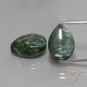 Paire assortie Seraphinite Vert Poire de 14,1 x 9,9mm, poids total de 12,3 ct (6,15 ct en moyenne pour chaque), paire Seraphinite assorties de pureté Opaque et de couleur Vert mousseux, pierre gemme naturelle Non traité, dureté Mohs de 2 à 4, Photo A