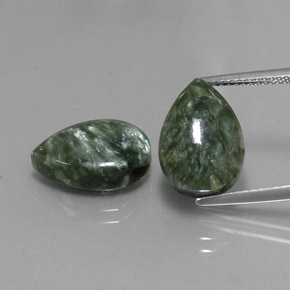 2 Stück birnenschliff grüner Seraphinite in der Größe 13,9 x 9,8mm, Gewicht 9,96 ct gesamt / durchschn. Je 4,98 ct, Graugrün in Opaque Reinheit, Natürlicher Edelstein, Mohs-Härte 2 - 4 , Photo A