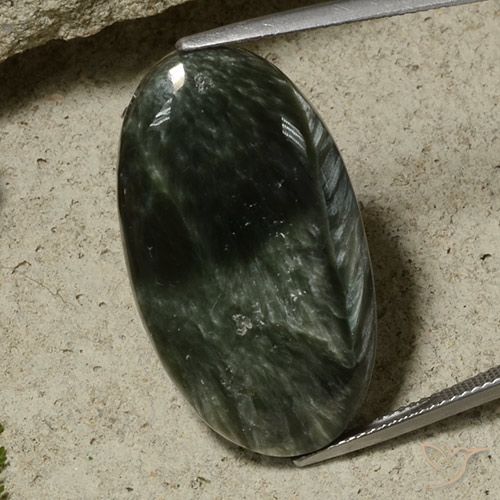 Seraphinite Vert oval cabochon 31,5 x 17,7mm De Russie, poids de 26,27 ct, pierre gemme naturelle Non traité de pureté Opaque , 1 pièce Seraphinite, couleur : Vert foncé, dureté de Mohs de 2 à 4, Photo A