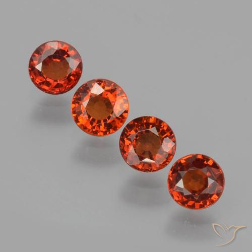 4-teiliges runder roter Spessartin-Granat / Set aus Mosambik - Gewicht 1,96 ct gesamt / Durchschn. je 0,49 ct, Größe 4,3mm, Farbe: Intensives Rot, Mohs-Härte 6,5 - 7,5 Geeignet für den täglichen Gebrauch im Schmuck, Photo A