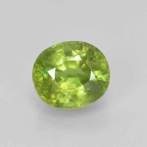 Verde brillante Sfene Gem - 2.1ct Ovale sfaccettato (ID: 467959)