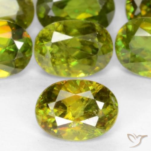 Sphène Vert Ovale 5,5 x 4mm - Poids moyen de 0,49 ct chaque, vente de sphène 5,5 x 4mm par pièce, pureté vs-si, pierre gemme naturelle Non traité, dureté de Mohs 5 à 5.5, Photo A