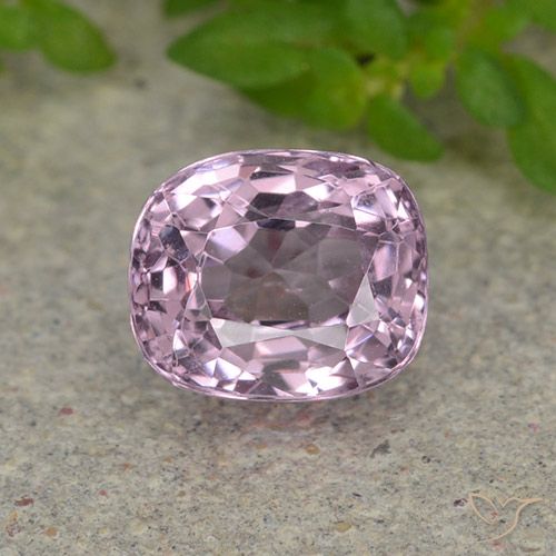 1,37 ct lila Spinell, 6,5 x 5,5 mm Kissenschliff aus Tansania, Photo A