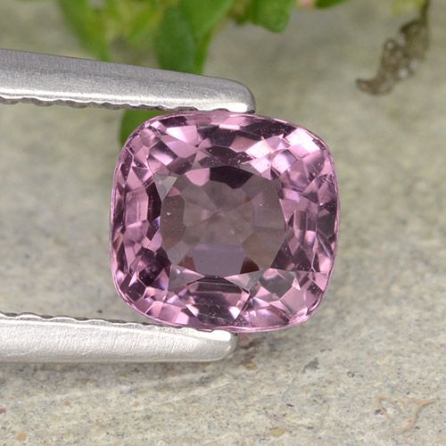 1,04 ct lila Spinell, 5,6 x 5,4 mm Kissenschliff aus Tansania, Photo A
