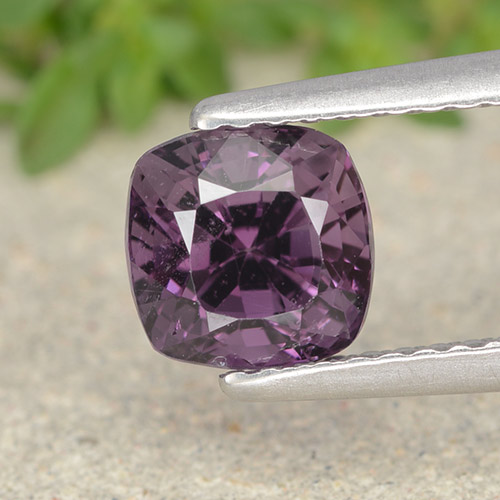 Medium-Dark Purple Spinell Edelstein - 1.5ct Kissenschliff (ID: 490285)