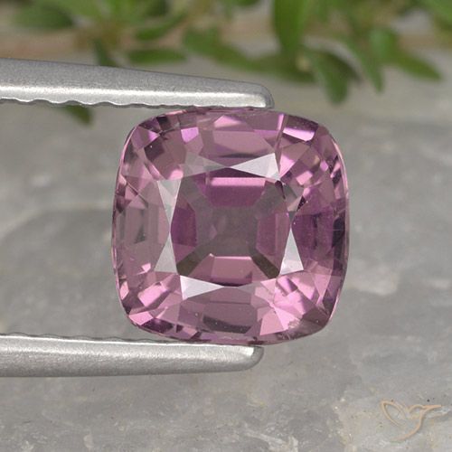 1,26 ct lila Spinell, 6,4 x 6,3 mm Kissenschliff aus Tansania, Photo A