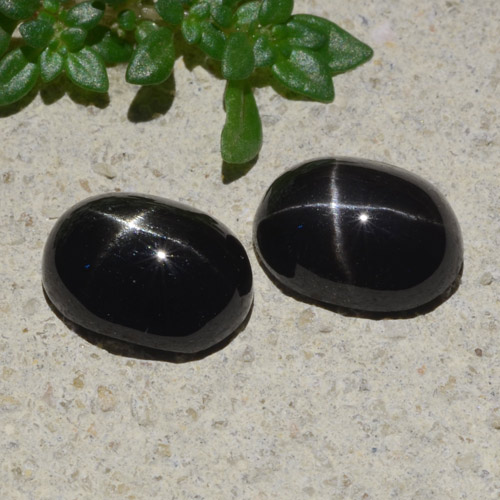 Coppia Diopside stellato Ovale abbinata 9 x 6,8mm - Peso 4,01 ct totali / media. 2,01 ct ciascuno, pietra preziosa naturale non trattati, colore Nero in purezza Opaque, durezza Mohs 5 - 6, Photo A
