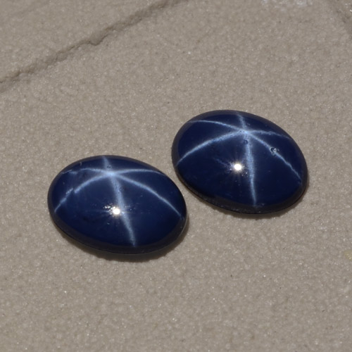 Paire assortie Saphir Étoilé Bleu Ovale de 7,1 x 5,2mm, poids total de 1,8 ct (0,9 ct en moyenne pour chaque), paire Saphir Étoilé assorties de pureté Opaque et de couleur Bleu marine, pierre gemme naturelle Diffusé, dureté Mohs de 9 convient aux bijoux de tous les jours, pierre de sagesse, Photo A