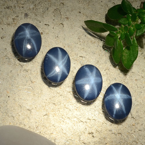 Lot de 4pc Saphir Étoilés Bleu marine profond Ovale de la Thaïlande - Poids total 2,52 ct / moy. 0,63 ct chaque, taille 6,9 x 5,1mm, couleur : Bleu marine profond, dureté de Mohs 9 convient aux bijoux de tous les jours, pierre de sagesse, Photo A