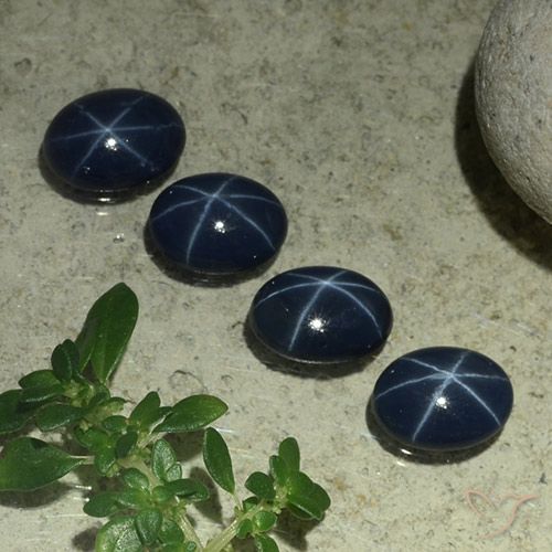 مجموعة من ٤ قطع من زفير نجمى أزرق بيضوي من تايلاند - الوزن الإجمالي ٣.٣٦ قيراط / المتوسط ٠.٨٤ قيراط لكل منها ، الحجم ٦.٧ x ٥ مم ، اللون: ازرق غامق ، صلابة موس ٩, Photo A