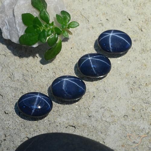 4-teiliges Set ovaler blauer Sternsaphir aus Thailand - Gewicht 4,71 ct gesamt / Durchschn. je 1,18ct, Größe 7,1 x 5,2mm, Farbe: Tiefblau, Mohs-Härte 9 Geeignet für den täglichen Gebrauch im Schmuck, Photo A